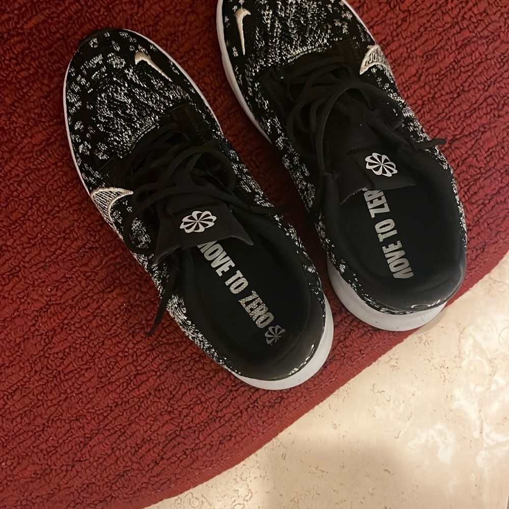 Nike Black and White Patterned Shoes Size 7 fits size 6
